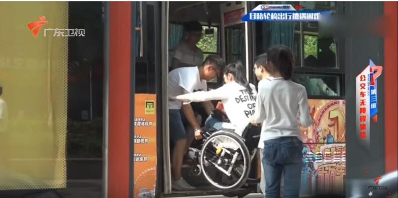行動不便女孩獨自搭公車　陌生男看到熱心「全程護送」還幫撐傘…超級暖男！ 