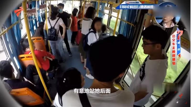 行動不便女孩獨自搭公車　陌生男看到熱心「全程護送」還幫撐傘…超級暖男！ 