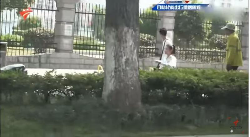 行動不便女孩獨自搭公車　陌生男看到熱心「全程護送」還幫撐傘…超級暖男！ 