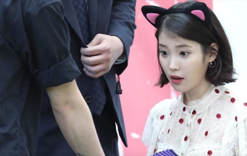 男粉絲把歌詞全刺在手上　IU一看到當場嚇到定格「下一秒伸出手」萌歪粉絲：女神太Q了❤ 