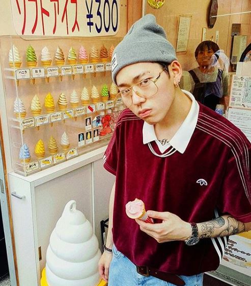 男粉絲把歌詞全刺在手上　IU一看到當場嚇到定格「下一秒伸出手」萌歪粉絲：女神太Q了❤ 