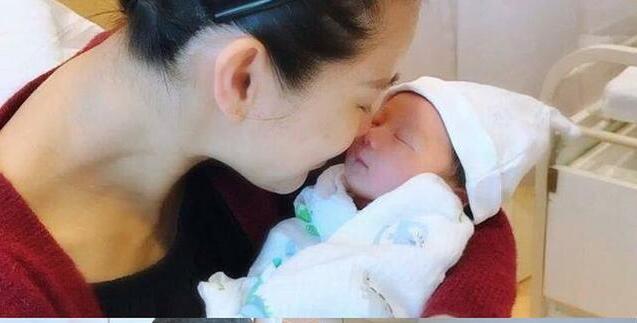 【娛樂】新晉辣媽胡杏兒帶寶寶出遊累到腰快斷？ 