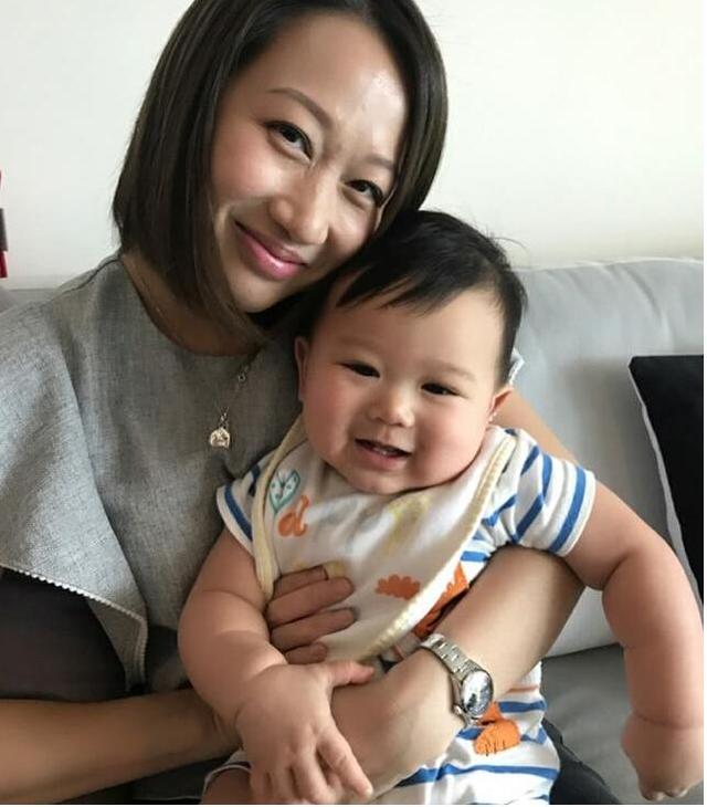 【娛樂】新晉辣媽胡杏兒帶寶寶出遊累到腰快斷？ 
