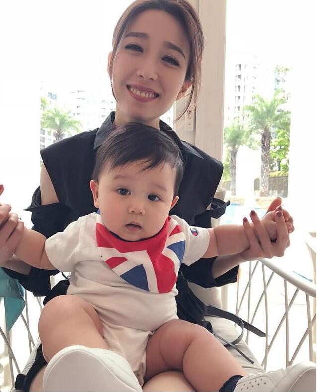 【娛樂】新晉辣媽胡杏兒帶寶寶出遊累到腰快斷？ 