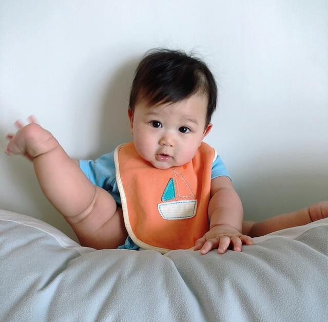 【娛樂】新晉辣媽胡杏兒帶寶寶出遊累到腰快斷？ 