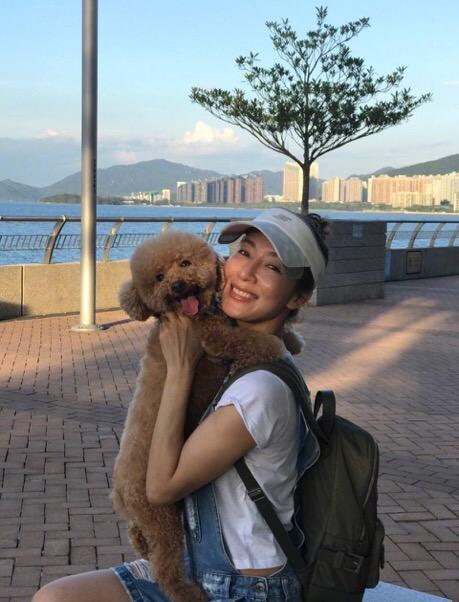 香港娛樂圈6對最美姐妹花！黃心穎和姐姐神似，周麗淇長腿姐妹！