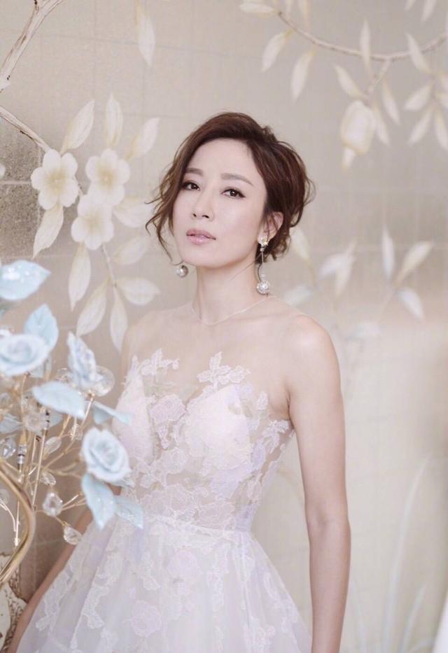 香港娛樂圈6對最美姐妹花！黃心穎和姐姐神似，周麗淇長腿姐妹！