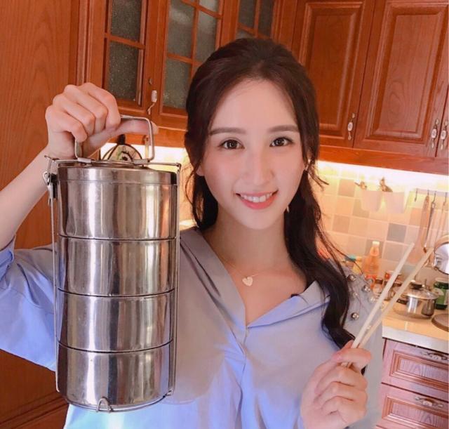 香港娛樂圈6對最美姐妹花！黃心穎和姐姐神似，周麗淇長腿姐妹！
