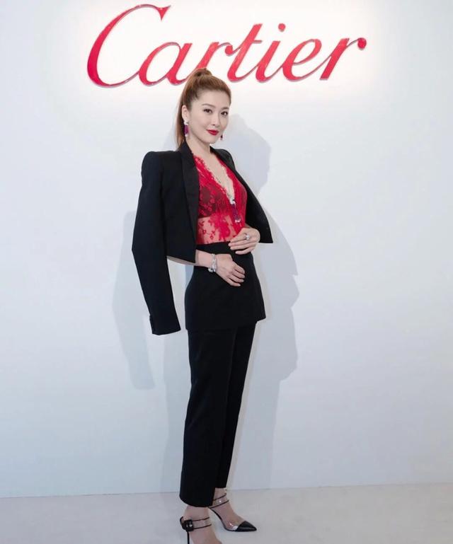 香港娛樂圈6對最美姐妹花！黃心穎和姐姐神似，周麗淇長腿姐妹！