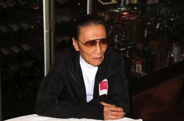 84歲曾江與老婆外出逛街，兩人雖已結婚24年，但仍以情侶裝放閃！