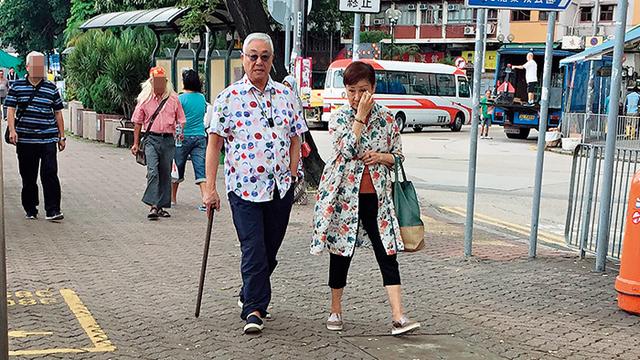 84歲曾江與老婆外出逛街，兩人雖已結婚24年，但仍以情侶裝放閃！