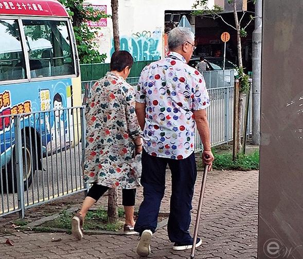 84歲曾江與老婆外出逛街，兩人雖已結婚24年，但仍以情侶裝放閃！