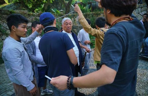84歲曾江與老婆外出逛街，兩人雖已結婚24年，但仍以情侶裝放閃！