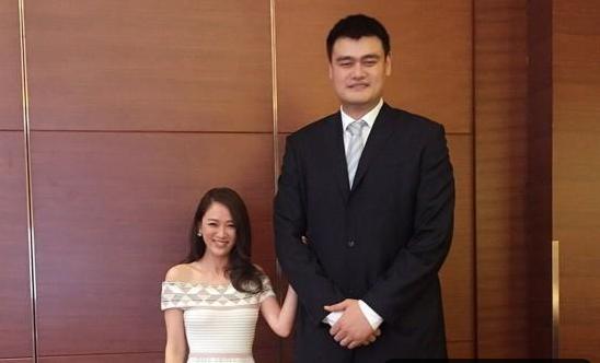 沒事別和姚明合影！陳喬恩尷尬，楊冪章子怡最機智，最後一位是真服氣！