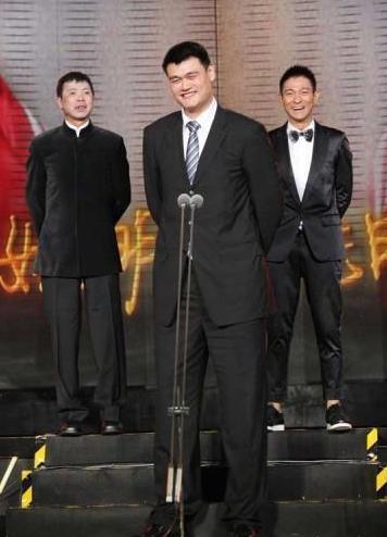 沒事別和姚明合影！陳喬恩尷尬，楊冪章子怡最機智，最後一位是真服氣！