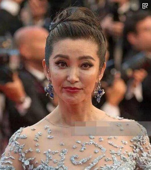 高清鏡頭下的女星，楊冪暴露缺陷，熱巴老十歲，最驚艷的是關曉彤