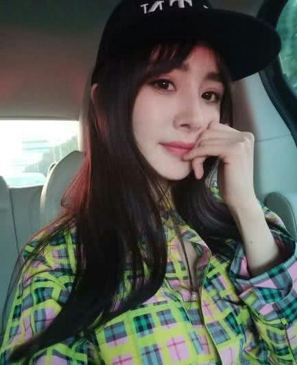 楊冪曬自拍，網友：寶寶你最美，但是先把胸前襯衣扣好咱再聊行嗎！