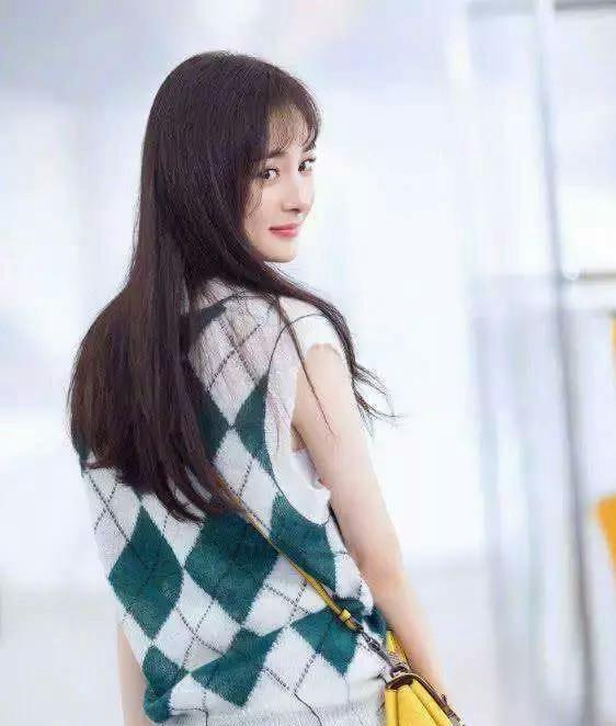 楊冪曬自拍，網友：寶寶你最美，但是先把胸前襯衣扣好咱再聊行嗎！