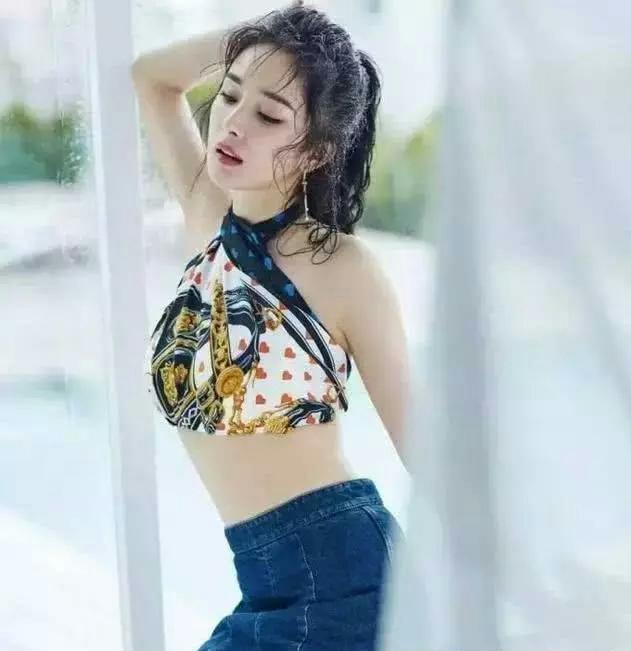 楊冪曬自拍，網友：寶寶你最美，但是先把胸前襯衣扣好咱再聊行嗎！