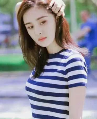 楊冪曬自拍，網友：寶寶你最美，但是先把胸前襯衣扣好咱再聊行嗎！