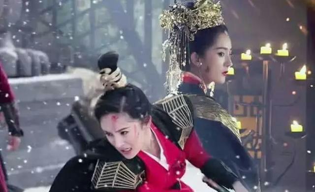 楊冪曬自拍，網友：寶寶你最美，但是先把胸前襯衣扣好咱再聊行嗎！