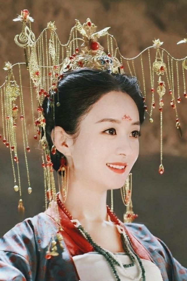 女星戴上珠冠，趙麗穎，三七驚艷到不行，可最後我卻被熱巴吸引了