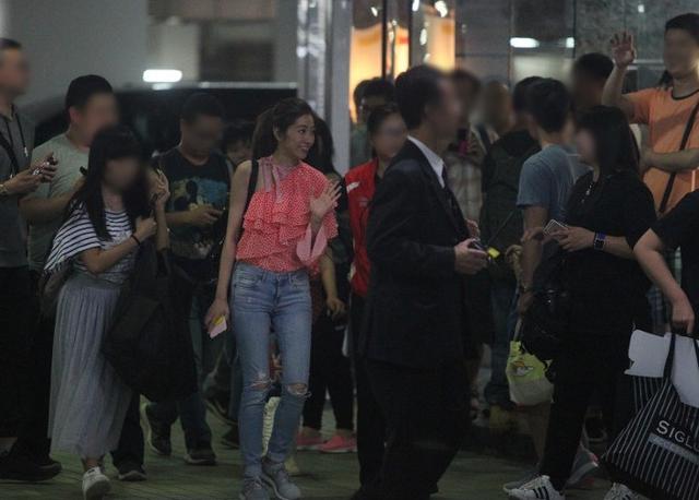 【看看這笑容就知道！】TVB視帝老婆熬過離婚謠言，開心約上視後閨蜜一起吃飯~