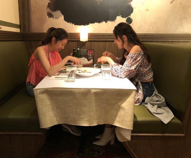 【看看這笑容就知道！】TVB視帝老婆熬過離婚謠言，開心約上視後閨蜜一起吃飯~