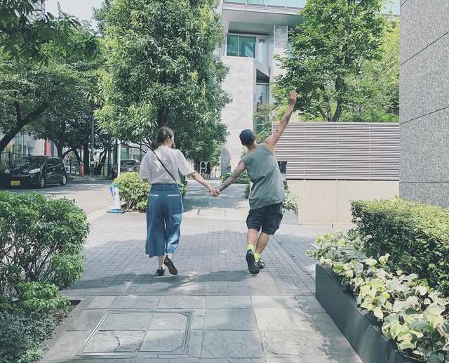 【愛~】余文樂親自幫老婆繫鞋帶，在王棠雲面前成大小孩！