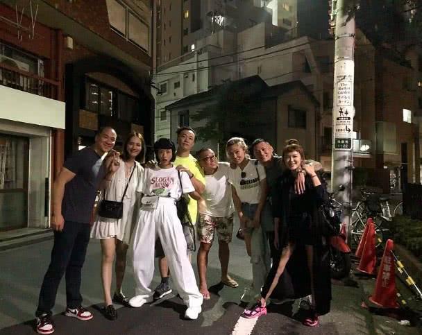 【愛~】余文樂親自幫老婆繫鞋帶，在王棠雲面前成大小孩！