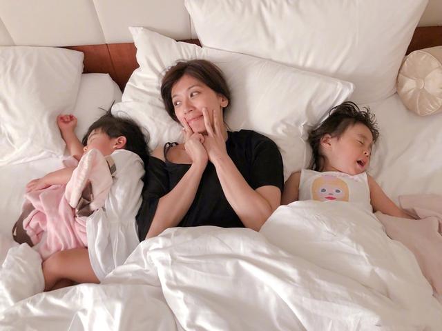 賈靜雯一家國外度假，咘咘實力護妹，Bo妞長高變瘦，也有大長腿！