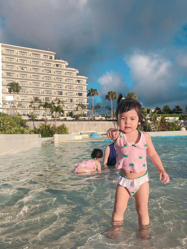 賈靜雯一家國外度假，咘咘實力護妹，Bo妞長高變瘦，也有大長腿！