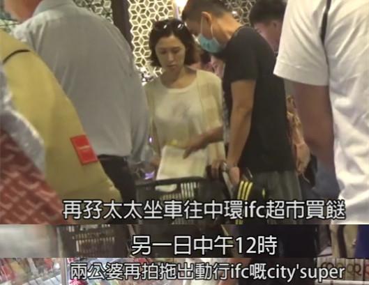劉青雲放假不是和老婆去逛街買名牌，而是每天去超市買菜做飯！