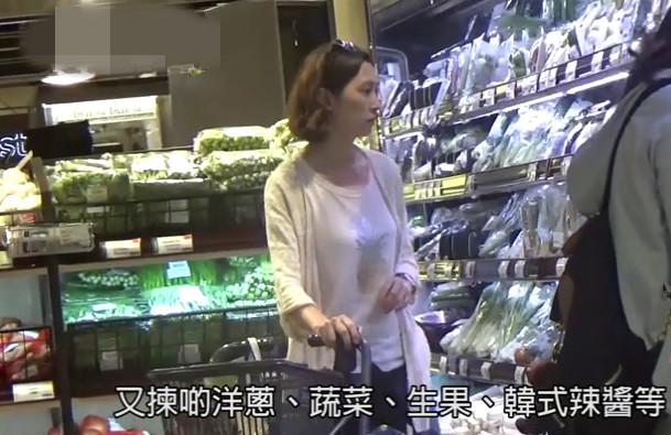 劉青雲放假不是和老婆去逛街買名牌，而是每天去超市買菜做飯！