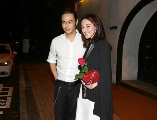 49歲鄭嘉穎和小22歲女友被曝下月結婚，計劃婚後趕工生寶寶，祝福！