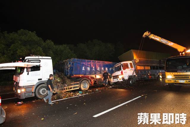 3車連環撞菜渣噴國道　陣頭團12傷送醫 | 蘋果日報