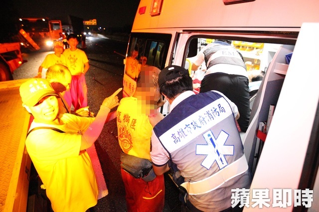 3車連環撞菜渣噴國道　陣頭團12傷送醫 | 蘋果日報