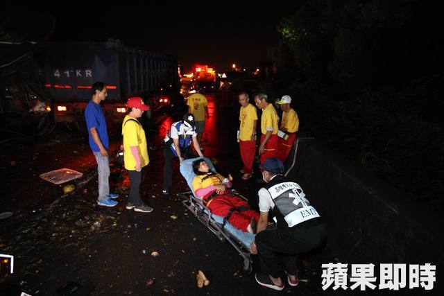 3車連環撞菜渣噴國道　陣頭團12傷送醫 | 蘋果日報