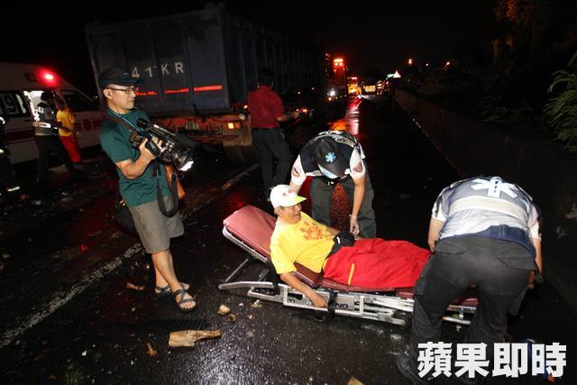 3車連環撞菜渣噴國道　陣頭團12傷送醫 | 蘋果日報
