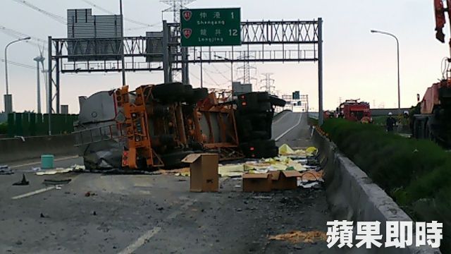 化學車翻覆毒氣外洩！駕駛命危　西濱線西段封閉逾5小時 | 蘋果日報