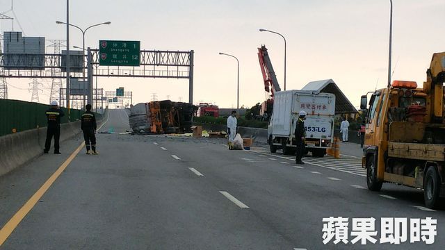 化學車翻覆毒氣外洩！駕駛命危　西濱線西段封閉逾5小時 | 蘋果日報