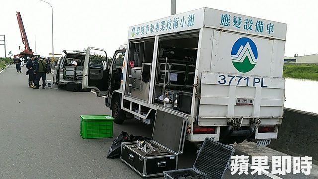 化學車翻覆毒氣外洩！駕駛命危　西濱線西段封閉逾5小時 | 蘋果日報