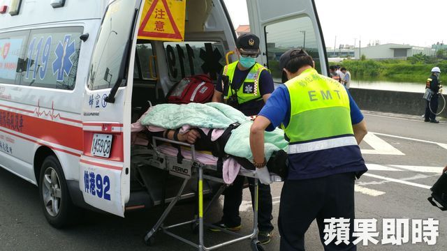 化學車翻覆毒氣外洩！駕駛命危　西濱線西段封閉逾5小時 | 蘋果日報