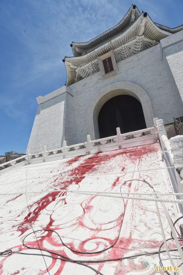 獨派潑漆蔣介石像 立院國民黨團：民進黨高層鼓勵縱容 