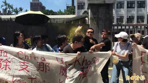 獨派潑漆蔣介石像 立院國民黨團：民進黨高層鼓勵縱容 