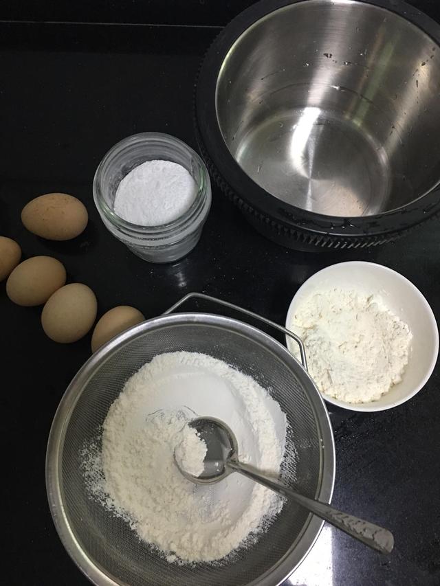 朋友們很多時候說他們蒸蛋糕發得不美，不會發~ 教你只需簡單步驟 *傳統蒸雞蛋糕，發得好美，只需簡單四步驟。。。 