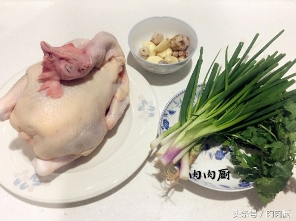 婆婆家中祖傳秘制白切雞~雞皮爽肉滑，清淡鮮美!!吃後感覺雞肉口齒留香，值得推薦~~