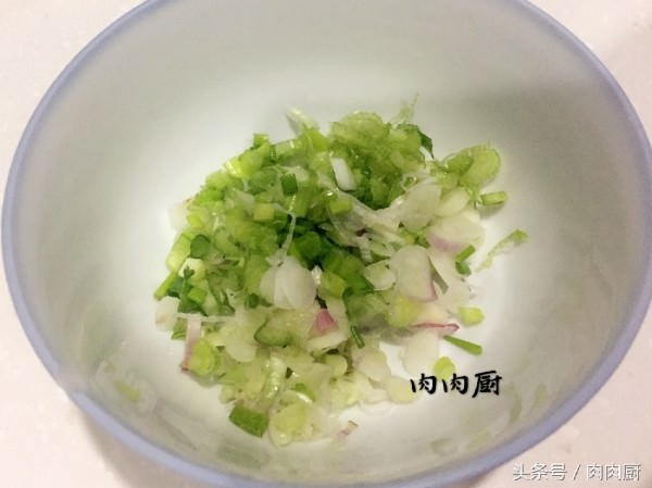 婆婆家中祖傳秘制白切雞~雞皮爽肉滑，清淡鮮美!!吃後感覺雞肉口齒留香，值得推薦~~