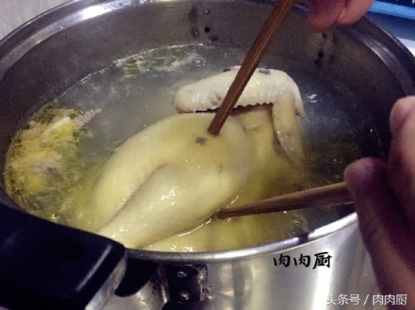 婆婆家中祖傳秘制白切雞~雞皮爽肉滑，清淡鮮美!!吃後感覺雞肉口齒留香，值得推薦~~