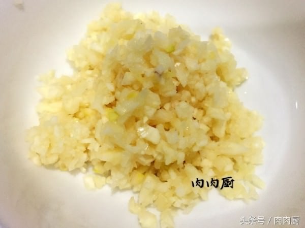婆婆家中祖傳秘制白切雞~雞皮爽肉滑，清淡鮮美!!吃後感覺雞肉口齒留香，值得推薦~~